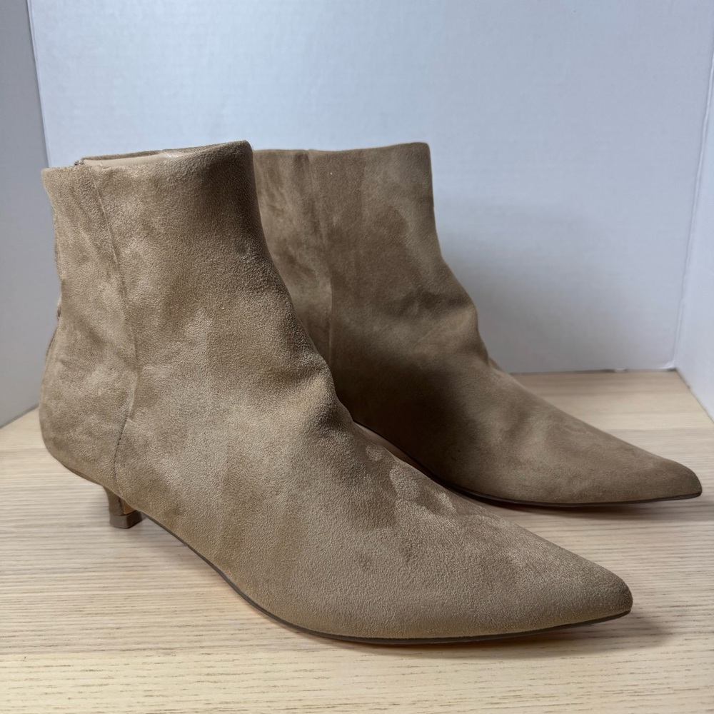 Tahari Barbie Taupe, Suede Pointed Toe Kitten Heel Ankle Booties, size 6.5.NWOT